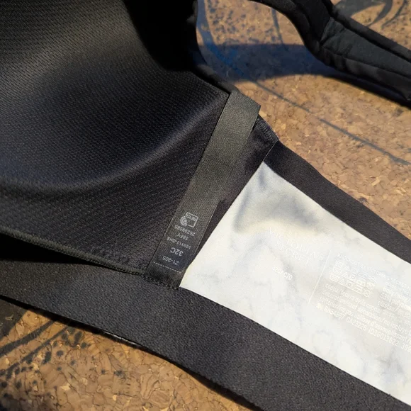 NWOT Victorias Secret Knockout Sports bra 32C - Picture 4 of 4